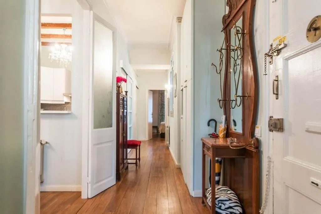 Explore City Center From An Elegant Urban Retreat Βαρκελώνη